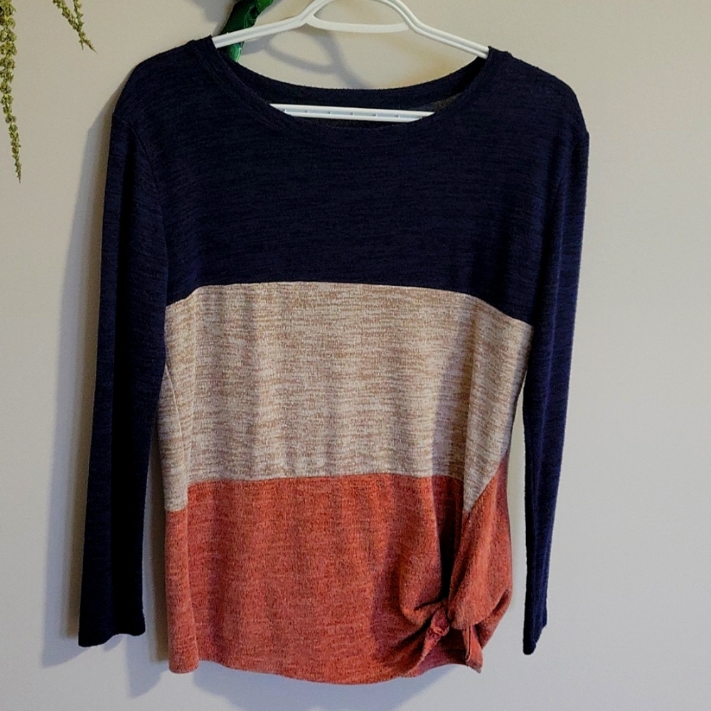 Long sleeve with corner knot